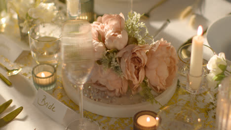 Nahaufnahme-Eines-Blumenstraußes-Auf-Dem-Für-Das-Essen-Gedeckten-Tisch-Bei-Der-Hochzeitsfeier-Mit-Tischkarte-Für-Die-Braut-1